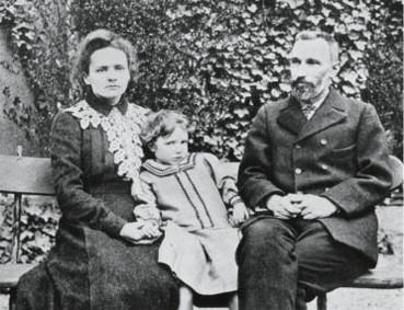 Marie, Irène und Pierre Curie.  photos.com PLUS Ausgabe 10/2011-  Seite 126