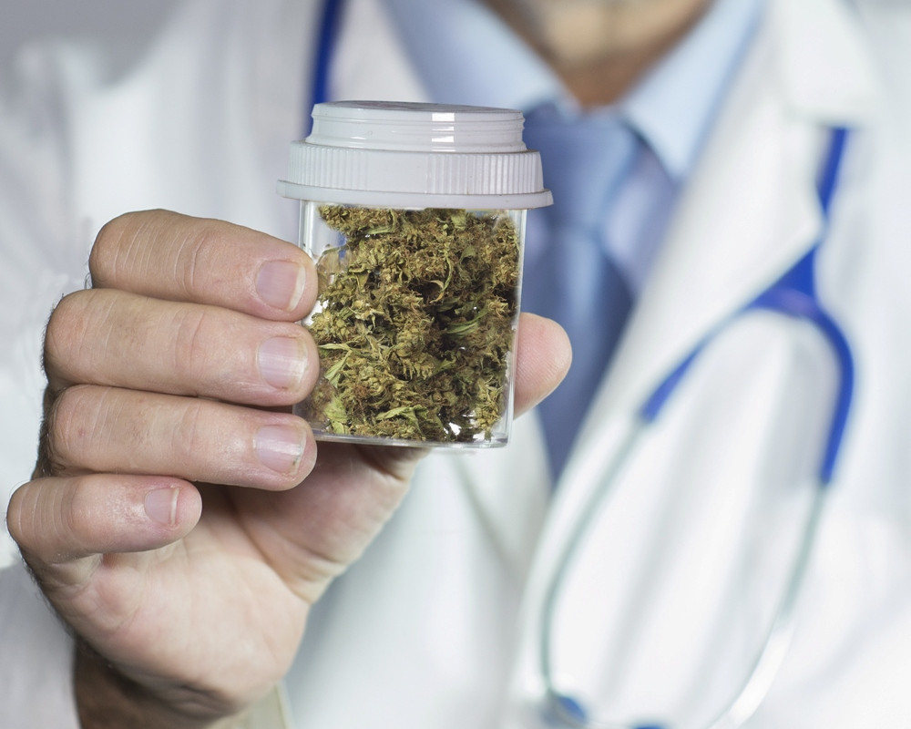Arzt mit Medizinischem Cannabis