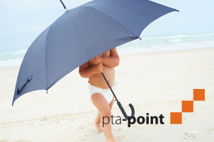 Kind mit Sonnenschirm am Strand
