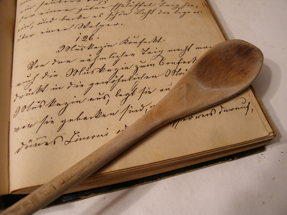 Altes Kochbuch mit Kochlöffel aus Holz