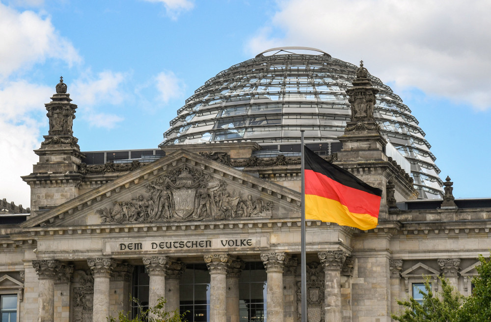 Reichstagsgebäude in Berlin mit Bundesflagge