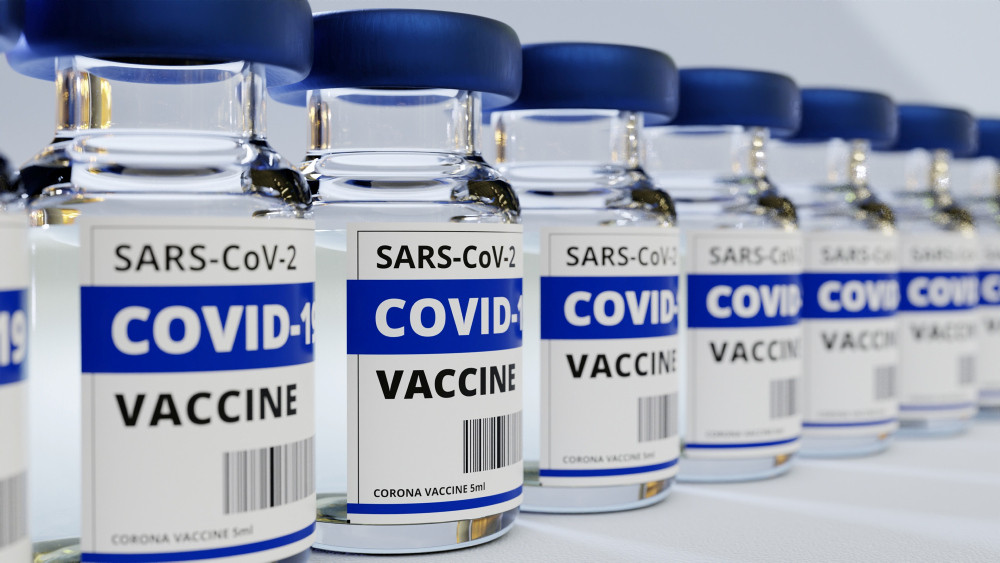 Mehrere COVID-19-Impfstoffvials in Reihe