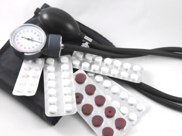 Blutdruckmessgerät und Tabletten