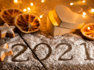 Jahreswechsel 2021 - Jahreszahl auf Holz mit Weihnachtsdeko