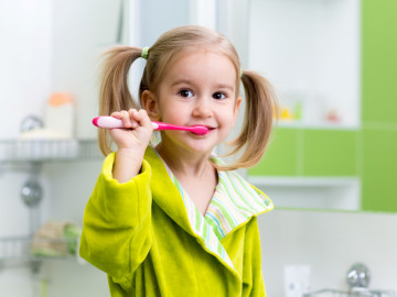 Kind putzt Zähne