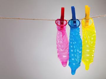 Drei Kondome auf einer Leine