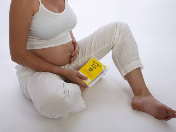 Schwangere Frau mit Mutter-Kind-Pass