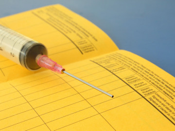 Impfpass und  Fertigspritze